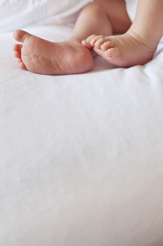 西方人,婴儿,儿童,腿部,脚,脚趾,脚趾甲,腿,一个人,躺,竖图,室内,特写,白天,正面,纯洁,床,卧室,欧洲,欧洲人,仅一个人,床单,光脚,被子,小孩,白色,赤脚,可爱,单人床,活泼,被单,宝宝,纯真,烂漫,无邪,卧着,伶俐,天真,白种人,孩子,脚指甲,躺着,卧,半身,彩图,睡房,卧房