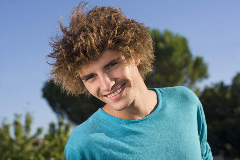 西方人,脸,头,脸颊,头发,一个人,站,笑,微笑,露齿笑,横图,室外,特写,白天,正面,植物,欧洲,欧洲人,仅一个男性,仅一个人,阴影,服装,朦胧,模糊,光线,影子,棕色,扭头,注视,休闲装,肩膀,树,树木,仅一个年轻男性,衣服,蓝色,绿色,蓝天,天空,阳光,自然,天,观察,看,站着,转头,休闲,休闲服,服饰,生长,晴朗,成长,观看,察看,关注,万里无云,男人,男性,年轻男性,白种人,头部,直发,脸部,脸蛋,面部,晴空,晴空万里,站立,半身,彩图,短发