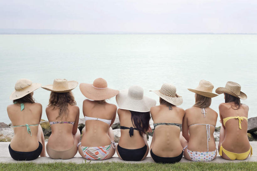 西方人,伙伴,朋友,坐,横图,室外,白天,泳装,比基尼,友谊,草地,草坪,湖,湖泊,水,植物,帽子,欧洲,欧洲人,一排,阴影,整齐,光线,草帽,影子,湖面,水流,水面,许多人,草,排列,背面,绿色,阳光,湖水,一群人,队列,友情,年轻女性,女人,女性,白种人,坐着,彩图,全身,三点式,泳衣