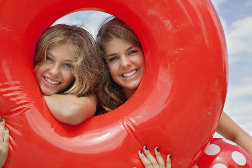 游泳,西方人,两个人,伙伴,朋友,站,笑,微笑,露齿笑,横图,室外,白天,仰视,游戏,友谊,玩具,欧洲,欧洲人,握,阴影,光线,救生圈,影子,塑料,云,云朵,拿,玩,云彩,拿着,注视,娱乐,一个,红色,蓝色,白云,蓝天,天空,阳光,气球,塑料制品,游泳圈,天,观察,看,靠,靠着,站着,休闲,充气玩具,橡胶,益智,搭,握着,充气,晴朗,单个,观看,活动,察看,救生,搭着,发泄,关注,消遣,智力,橡胶制品,宣泄,泅水,友情,年轻女性,女人,女性,白种人,晴空,玩耍,嬉戏,站立,半身,彩图,低角度拍摄