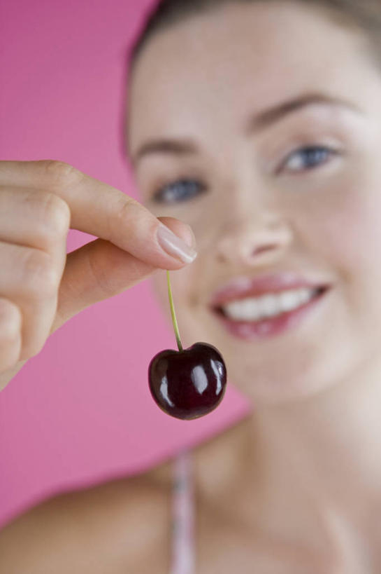 西方人,一个人,站,笑,微笑,露齿笑,竖图,室内,特写,白天,正面,樱桃,水果,吊带,欧洲,欧洲人,仅一个年轻女性,仅一个女性,仅一个人,握,阴影,粉色背景,服装,朦胧,模糊,新鲜,反射,影子,生食,食品,果实,注视,吊带衫,食物,一个,衣服,观察,看,站着,握着,摄影,服饰,有机食品,绿色食品,影棚,单个,观看,察看,衣着,穿着,关注,衣饰,年轻女性,女人,女性,白种人,樱珠,莺桃,英桃,楔桃,牛桃,荆桃,站立,半身,彩图,影棚拍摄,拍摄,黑樱桃