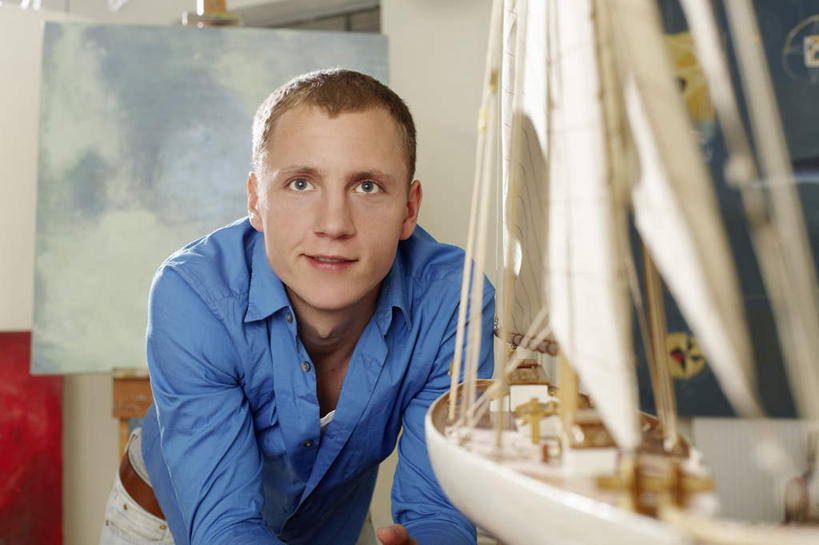 帆船,西方人,一个人,站,笑,微笑,横图,室内,白天,正面,道路,船,地图,欧洲,欧洲人,仅一个男性,仅一个人,撑,弯腰,服装,朦胧,模糊,立体,空间,信息,墙,交通,注视,休闲装,方向,墙壁,墙面,仅一个年轻男性,一个,衣服,模型,交通工具,观察,看,站着,休闲,休闲服,规划,教学,服饰,单个,观看,引导,指引,察看,撑着,关注,载具,弯身,直观,建筑模型,建筑设计,男人,男性,年轻男性,白种人,设计,站立,半身,彩图,导航