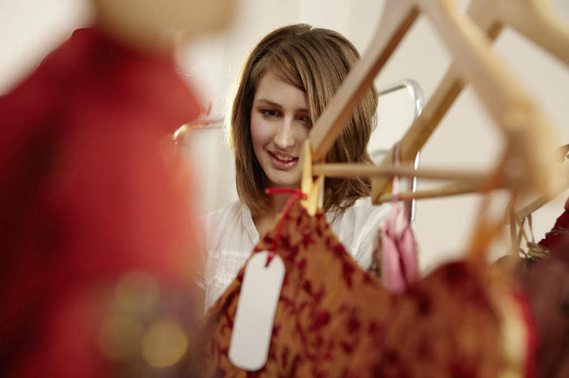 西方人,一个人,商店,站,笑,微笑,露齿笑,横图,室内,白天,正面,购物,消费,超市,衣架,欧洲,欧洲人,仅一个年轻女性,仅一个女性,仅一个人,握,服装,朦胧,模糊,墙,拿,拿着,注视,休闲装,墙壁,墙面,衣服,观察,看,站着,休闲,休闲服,握着,金融,百货,服饰,观看,察看,挑选,服装店,关注,选择,选购,贸易,百货公司,服饰店,血拼,采选,遴选,筛选,挑拣,挑撰,年轻女性,女人,女性,白种人,挂衣架,晾衣架,站立,半身,彩图,购物商场,购物中心,商业中心