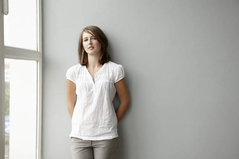 西方人,一个人,站,笑,微笑,横图,室内,白天,正面,窗户,落地窗,欧洲,欧洲人,仅一个年轻女性,仅一个女性,仅一个人,服装,墙,注视,休闲装,玻璃窗,墙壁,墙面,衣服,白色,观察,看,靠,靠着,站着,休闲,休闲服,服饰,观看,察看,关注,背手,年轻女性,女人,女性,白种人,站立,半身,彩图