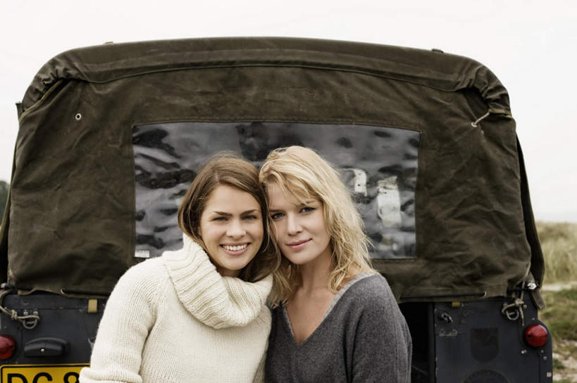 西方人,脸,头,脸颊,两个人,伙伴,朋友,站,笑,微笑,露齿笑,横图,室外,特写,白天,正面,毛衣,友谊,草地,植物,卡车,汽车,欧洲,欧洲人,服装,朦胧,模糊,注视,休闲装,肩膀,车,草,衣服,绿色,交通工具,观察,看,靠,靠着,站着,休闲,休闲服,搭,服饰,观看,察看,搭着,关注,载具,线衫,友情,年轻女性,女人,女性,白种人,头部,脸部,脸蛋,面部,站立,半身,彩图,绒衣,套衫,套头毛衣,线衣