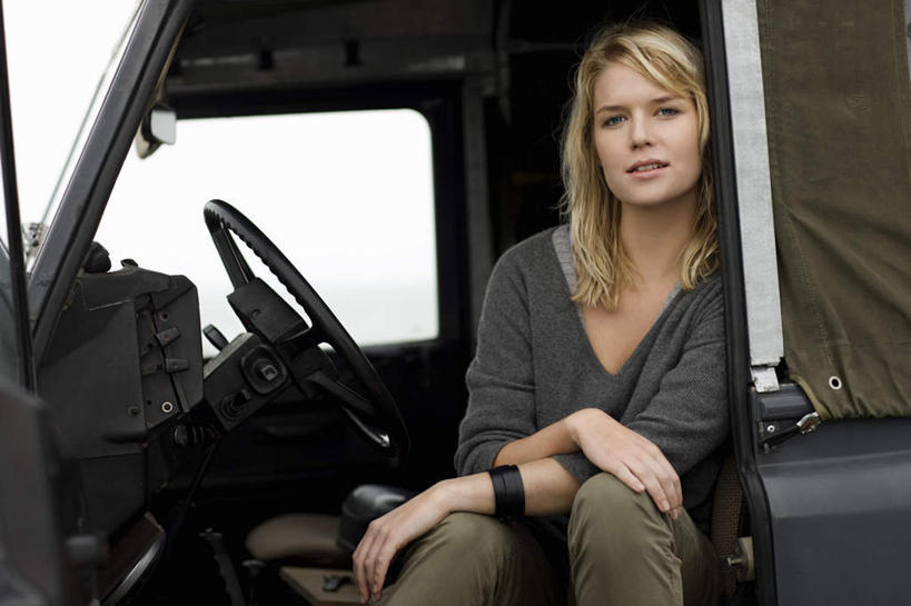 西方人,一个人,坐,笑,微笑,横图,室外,白天,正面,机器,仪器,窗户,门,卡车,汽车,欧洲,欧洲人,仅一个年轻女性,仅一个女性,仅一个人,阴影,服装,光线,影子,注视,休闲装,设备,玻璃窗,车,装饰品,一个,衣服,阳光,车窗,方向盘,饰品,手链,首饰,门框,交通工具,观察,驾驶,看,行驶,休闲,休闲服,搭,服饰,手镯,单个,观看,控制,察看,搭着,关注,载具,镯子,年轻女性,女人,女性,白种人,坐着,半身,彩图