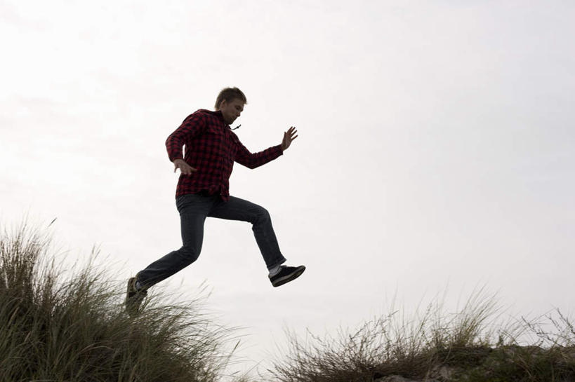 西方人,一个人,跳,横图,室外,白天,仰视,植物,欧洲,欧洲人,仅一个男性,仅一个人,阴影,服装,枯萎,光线,影子,枯草,注视,休闲装,草,仅一个年轻男性,衣服,黄色,阳光,观察,看,休闲,休闲服,服饰,观看,张开双腿,察看,关注,展开双腿,男人,男性,年轻男性,白种人,跳跃,彩图,低角度拍摄,全身,伸展双腿