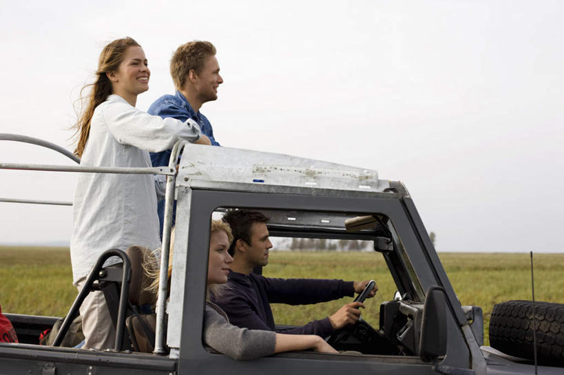 西方人,四个人,伙伴,朋友,站,坐,笑,微笑,露齿笑,横图,室外,白天,侧面,爱情,友谊,草地,草坪,植物,窗户,卡车,汽车,欧洲,欧洲人,一辆,握,阴影,服装,光线,影子,浪漫,拿,拿着,注视,休闲装,玻璃窗,车,草,衣服,绿色,阳光,车窗,交通工具,观察,看,站着,休闲,温暖,温馨,休闲服,恩爱,搭,握着,恋人,服饰,观看,和睦,察看,搭着,关注,载具,友情,男人,男性,年轻男性,年轻女性,女人,女性,白种人,情侣,站立,坐着,半身,彩图,伴侣,融洽