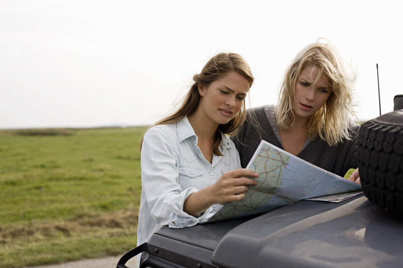 西方人,两个人,伙伴,朋友,站,笑,微笑,横图,室外,白天,正面,友谊,草地,草坪,植物,道路,卡车,汽车,地图,欧洲,欧洲人,一辆,握,阴影,服装,光线,信息,影子,交通,拿,拿着,注视,休闲装,方向,车,草,衣服,绿色,阳光,交通工具,低头,观察,看,靠,靠着,站着,休闲,休闲服,握着,服饰,观看,引导,指引,察看,关注,载具,垂头,友情,年轻女性,女人,女性,白种人,站立,半身,彩图,导航