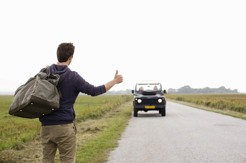 西方人,三个人,伙伴,朋友,站,坐,横图,室外,白天,爱情,友谊,智慧,草地,植物,道路,卡车,路,公路,汽车,欧洲,欧洲人,握,阴影,突出,服装,光线,包,影子,交通,浪漫,拿,旅行包,拿着,休闲装,称赞,表扬,车,草,一个,背面,衣服,绿色,阳光,交通工具,手势,站着,休闲,温暖,温馨,休闲服,恩爱,竖,握着,恋人,服饰,单个,翘,高,和睦,夸奖,优秀,载具,好,妙,顺利,出色,超群,杰出,卓越,奇妙,旅游包,提包,聪明,友情,男人,男性,年轻男性,年轻女性,女人,女性,白种人,大拇指,情侣,马路,站立,坐着,半身,彩图,伴侣,融洽
