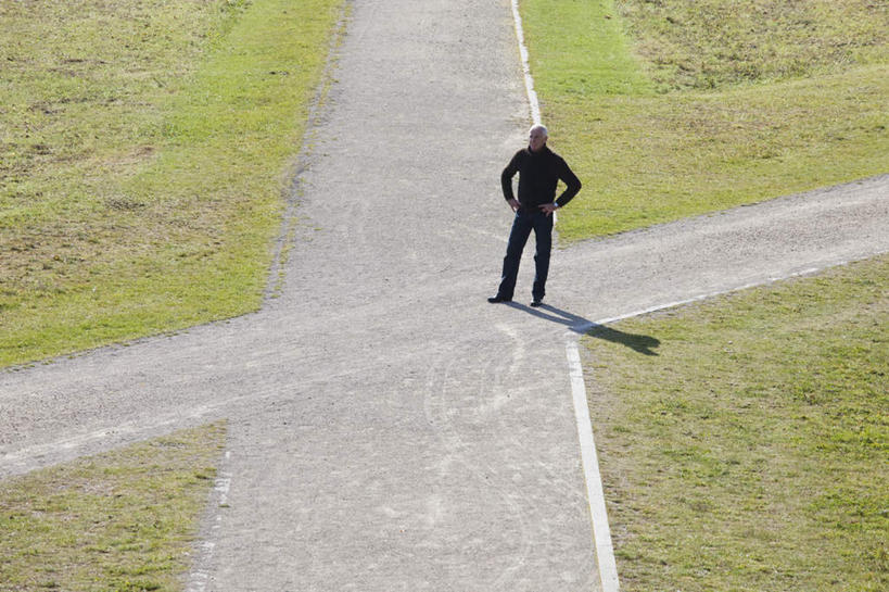 西方人,一个人,站,横图,俯视,室外,白天,草地,草坪,植物,道路,路,公路,欧洲,欧洲人,仅一个男性,仅一个人,阴影,服装,光线,影子,交通,注视,休闲装,手叉腰,草,交错,衣服,绿色,阳光,叉腰,观察,看,站着,仅一个老年男性,休闲,休闲服,服饰,观看,交织,察看,双手叉腰,关注,老年男性,男人,男性,白种人,马路,站立,彩图,高角度拍摄,全身