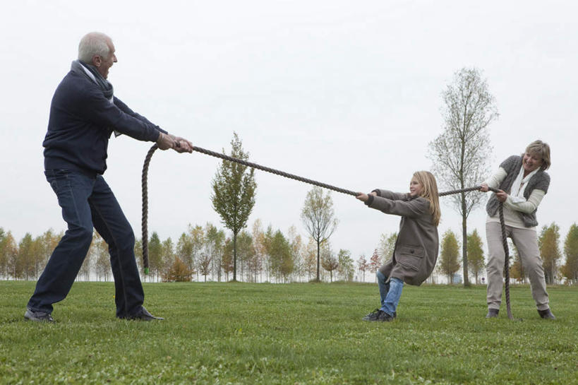 西方人,儿童,老年人,三个人,家庭,夫妻,祖母,祖父,站,横图,室外,白天,正面,爱情,锻炼,纯洁,运动,拔河,草地,草坪,植物,欧洲,欧洲人,握,服装,浪漫,速度,注视,休闲装,娱乐,草,树,树木,小孩,衣服,蓝色,绿色,蓝天,天空,自然,绳子,天,观察,看,站着,休闲,温暖,温馨,一家人,休闲服,恩爱,可爱,力量,平衡,童年,童趣,握着,恋人,服饰,生长,晴朗,奶奶,爷爷,成长,观看,技巧,祖孙,绳索,协调,和睦,察看,关注,灵敏,童真,烂漫,无邪,柔韧,外婆,外孙女,外祖母,外公,外祖父,万里无云,趣味,耐力,抗争,体育,天真,老年男性,老年女性,男人,男性,女孩,女人,女性,白种人,孩子,夫妇,情侣,孙女,晴空,晴空万里,站立,彩图,全身,健身,伴侣,融洽,女生