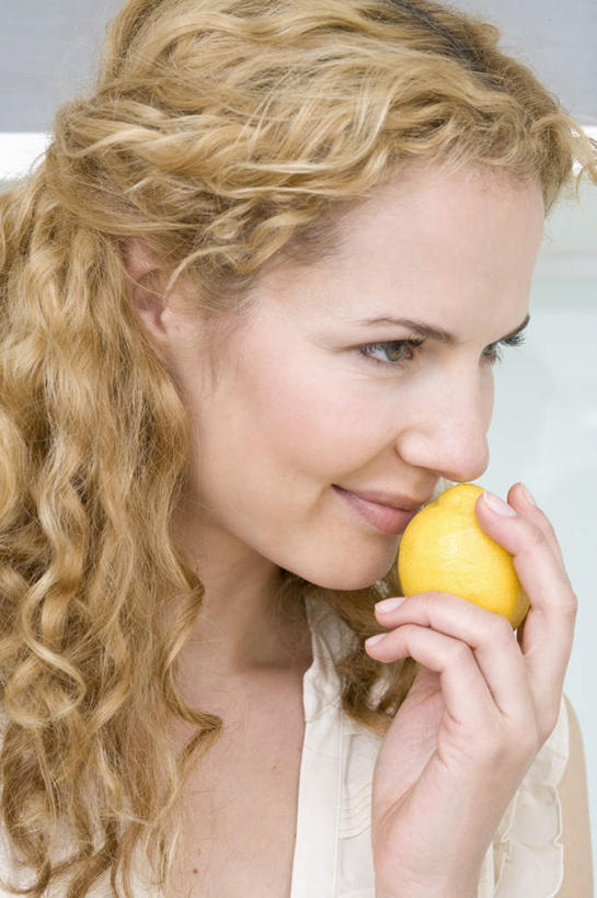 西方人,脸,头,脸颊,手,一个人,站,笑,微笑,竖图,室内,特写,白天,正面,厨房,柠檬,水果,欧洲,欧洲人,仅一个年轻女性,仅一个女性,仅一个人,握,服装,新鲜,生食,食品,果实,拿,拿着,注视,休闲装,闻,肩膀,食物,衣服,观察,看,站着,休闲,手部,休闲服,金色,握着,服饰,有机食品,绿色食品,观看,单手,察看,嗅,关注,年轻女性,女人,女性,白种人,头部,长发,卷发,脸部,脸蛋,面部,益母果,柠果,站立,半身,彩图,灶间