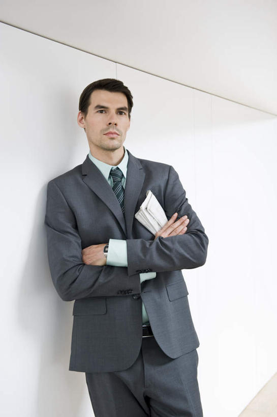 西方人,一个人,商务人士,商务男性,站,双手交叉,竖图,室内,白天,正面,衬衫,报纸,欧洲,欧洲人,仅一个男性,仅一个人,仅一个中年男性,握,套装,信息,墙,领带,拿,拿着,注视,墙壁,墙面,观察,看,靠,靠着,站着,握着,观看,新闻,察看,双手抱胸,象征,庄重,关注,商务装,身份,工薪阶层,正式,地位,男人,男性,中年男性,白种人,白领,上班族,站立,半身,彩图,衬衣,报刊