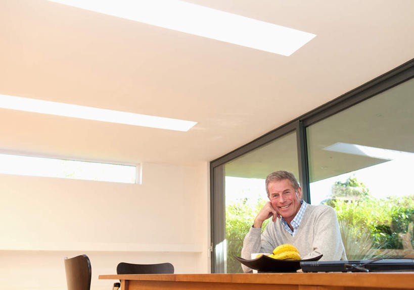 西方人,一个人,商务人士,商务男性,坐,笑,微笑,露齿笑,横图,室内,白天,仰视,衬衫,窗户,落地窗,天花板,桌子,餐具,椅子,照明,欧洲,欧洲人,仅一个男性,仅一个人,撑,阴影,套装,光线,碟子,盘,影子,办公桌,灯光,托腮,注视,顶灯,玻璃窗,灯,盘子,灯具,碟,观察,看,托,仅一个老年男性,观看,照亮,察看,照明设备,关注,托下巴,商务装,工薪阶层,老年男性,男人,男性,白种人,白领,上班族,坐着,半身,彩图,低角度拍摄,衬衣