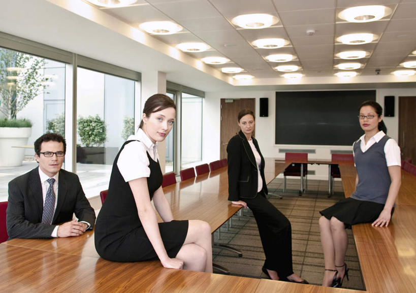 西方人,四个人,伙伴,朋友,商务人士,商务男性,商务女性,站,坐,横图,室内,白天,正面,衬衫,友谊,合作,团队,窗户,地板,落地窗,桌子,照明,欧洲,欧洲人,撑,阴影,套装,光线,影子,办公桌,墙,灯光,领带,地面,注视,顶灯,木地板,玻璃窗,墙壁,墙面,灯,灯具,观察,看,站着,战略,观看,照亮,察看,撑着,象征,庄重,照明设备,关注,商务装,身份,工薪阶层,联合,合谋,正式,地位,配合,协作,男人,男性,年轻女性,女人,女性,中年男性,白种人,白领,上班族,站立,坐着,半身,彩图,衬衣