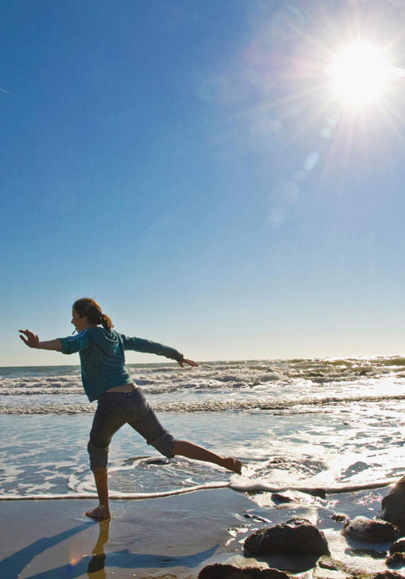 西方人,儿童,一个人,跑,伸展双臂,竖图,室外,白天,侧面,锻炼,纯洁,运动,海浪,海洋,沙滩,太阳,欧洲,欧洲人,仅一个女性,仅一个人,阴影,服装,光线,沙子,影子,海岸,浪花,沙地,注视,休闲装,小孩,衣服,蓝色,蓝天,天空,阳光,海水,天,观察,看,仅一个小孩,休闲,休闲服,可爱,童年,童趣,服饰,晴朗,观看,察看,关注,海景,童真,烂漫,无邪,万里无云,体育,天真,女孩,女人,女性,白种人,孩子,大海,风浪,海,海水的波动,海滩,近岸浪,涌浪,晴空,晴空万里,敞开双臂,跑步,伸开双臂,展开双肩,张开手臂,张开双臂,彩图,全身,健身,女生