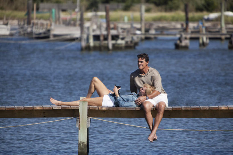 西方人,中年人,两个人,家庭,夫妻,码头,坐,躺,笑,微笑,横图,室外,白天,正面,爱情,海浪,海洋,港口,欧洲,欧洲人,服装,木板,浪花,桥,木桥,浪漫,注视,休闲装,栈桥,衣服,海水,观察,看,休闲,温暖,温馨,一家人,休闲服,恩爱,恋人,服饰,观看,人行桥,木板桥,和睦,察看,关注,海景,卧着,男人,男性,女人,女性,中年男性,中年女性,白种人,夫妇,情侣,大海,风浪,海,海水的波动,近岸浪,涌浪,躺着,卧,坐着,彩图,全身,摆渡口,埠头,渡口,渡头,港湾,海港,货运码头,口岸,商港,伴侣,融洽