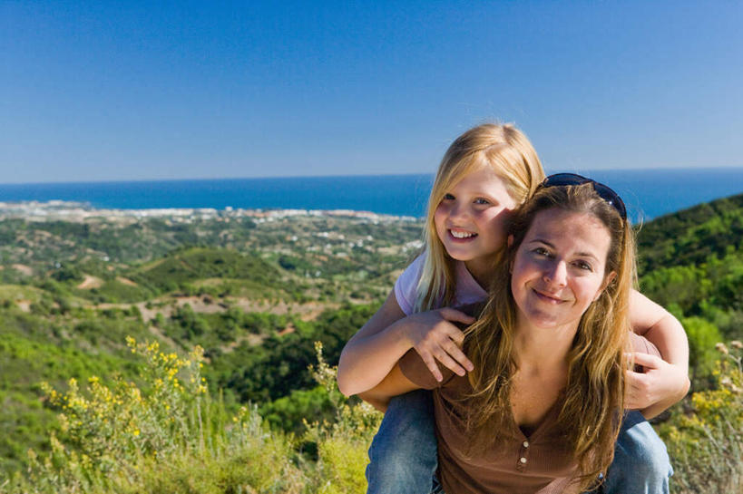 西方人,儿童,中年人,背,两个人,家庭,母亲,女儿,站,笑,微笑,横图,室外,白天,正面,纯洁,草地,草坪,海浪,海洋,植物,欧洲,欧洲人,阴影,服装,光线,墨镜,眼镜,影子,浪花,注视,休闲装,草,树,树木,小孩,衣服,蓝色,绿色,蓝天,天空,阳光,自然,海水,太阳镜,太阳眼镜,天,背着,观察,看,站着,休闲,温暖,温馨,母女,一家人,休闲服,遮阳镜,可爱,母爱,童年,童趣,服饰,生长,晴朗,成长,观看,和睦,察看,关注,海景,童真,烂漫,无邪,万里无云,背负,天真,女孩,女人,女性,中年女性,白种人,孩子,大海,风浪,海,海水的波动,近岸浪,涌浪,晴空,晴空万里,站立,半身,彩图,融洽,女生