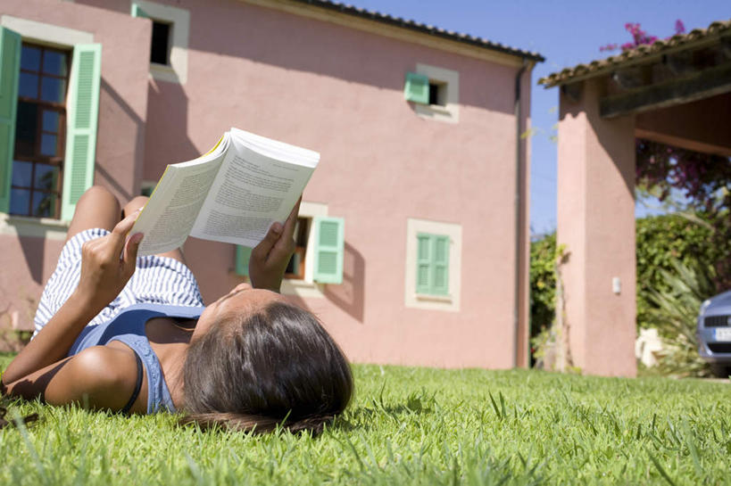 西方人,儿童,一个人,家,躺,横图,室外,白天,正面,纯洁,草地,草坪,植物,窗户,书籍,欧洲,欧洲人,仅一个女性,仅一个人,握,阴影,服装,光线,影子,房屋,屋子,拿,拿着,注视,休闲装,楼房,玻璃窗,住宅,草,小孩,衣服,绿色,阳光,观察,看,仅一个小孩,休闲,休闲服,可爱,童年,童趣,握着,服饰,观看,察看,关注,童真,烂漫,无邪,卧着,天真,女孩,女人,女性,白种人,孩子,书,图书,躺着,卧,半身,彩图,房子,女生