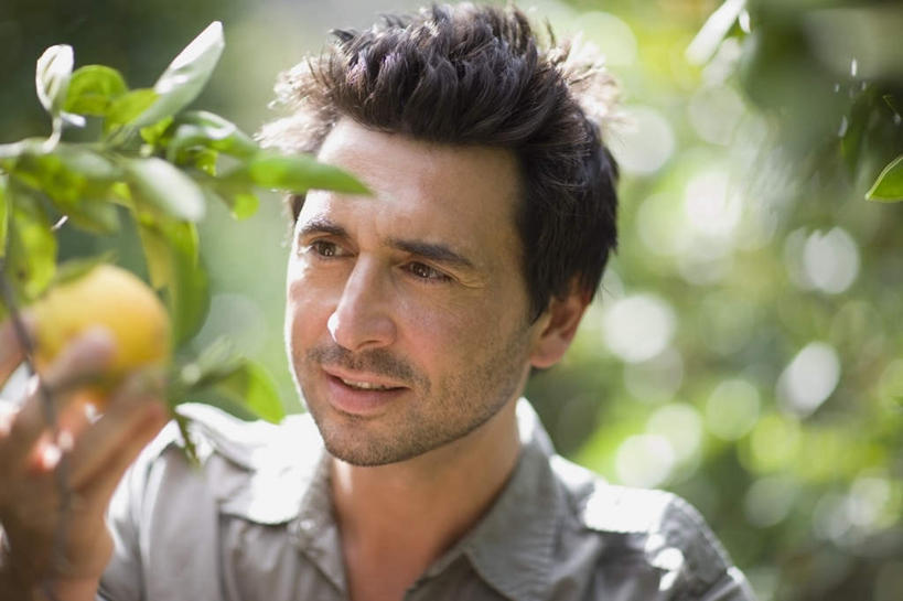 西方人,脸,头,脸颊,手,一个人,站,横图,室外,特写,白天,正面,柑橘,水果,叶子,欧洲,欧洲人,仅一个男性,仅一个人,仅一个中年男性,握,服装,朦胧,模糊,新鲜,生食,食品,果实,绿叶,拿,拿着,注视,休闲装,肩膀,食物,衣服,观察,看,站着,休闲,手部,休闲服,嫩叶,握着,服饰,有机食品,绿色食品,观看,察看,关注,男人,男性,中年男性,白种人,头部,脸部,脸蛋,面部,叶,叶片,橘子,桔子,橙子,橙,站立,半身,彩图