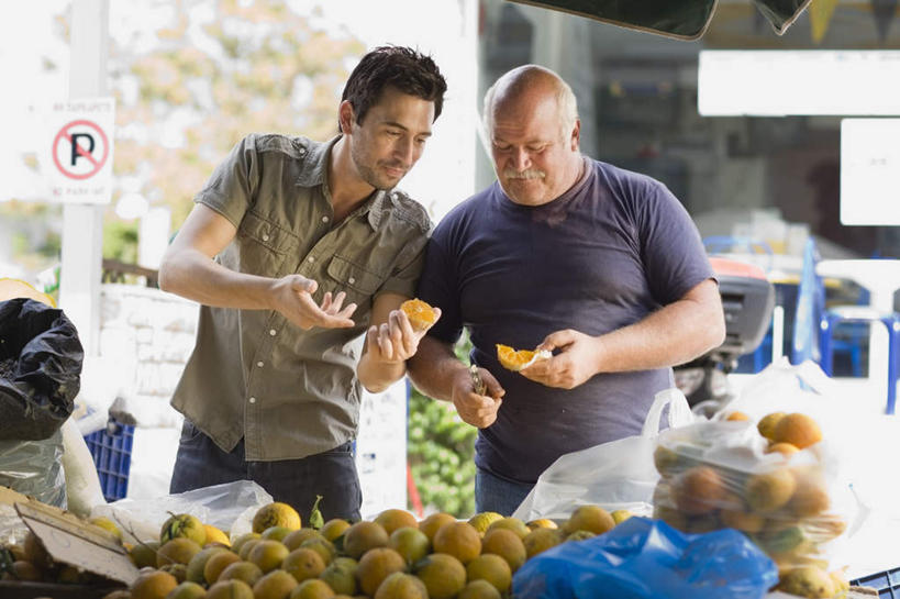 西方人,两个人,家庭,父亲,儿子,商店,站,横图,室外,白天,正面,柑橘,水果,欧洲,欧洲人,一堆,许多,握,堆叠,堆积,服装,新鲜,生食,食品,果实,很多,拿,拿着,注视,休闲装,商铺,食物,衣服,观察,看,站着,休闲,温暖,温馨,父子,一家人,休闲服,父爱,握着,服饰,有机食品,绿色食品,观看,堆,和睦,察看,关注,市肆,商号,老年男性,男人,男性,中年男性,白种人,橘子,桔子,橙子,橙,站立,半身,彩图,店铺,融洽