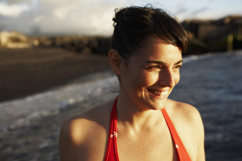 西方人,脸,头,脸颊,一个人,站,笑,微笑,露齿笑,横图,室外,白天,正面,泳装,比基尼,沙滩,欧洲,欧洲人,仅一个女性,仅一个人,阴影,朦胧,模糊,光线,沙子,影子,海岸,云,云朵,棕色,沙地,云彩,注视,肩膀,蓝色,白云,蓝天,天空,阳光,天,观察,看,站着,仅一个中年女性,晴朗,观看,察看,关注,女人,女性,中年女性,白种人,头部,直发,脸部,脸蛋,面部,海滩,晴空,站立,半身,彩图,三点式,泳衣,短发