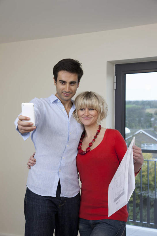 西方人,两个人,站,抱,打电话,竖图,室内,白天,正面,爱情,窗户,电话,手机,欧洲,欧洲人,握,服装,材料,档案,文件,纸,墙,浪漫,拿,拿着,注视,休闲装,通讯设备,玻璃窗,墙壁,墙面,衣服,手稿,资料,观察,看,站着,休闲,温暖,温馨,休闲服,恩爱,握着,恋人,服饰,抱着,观看,证明,和睦,察看,搂着,关注,文档,交流,男人,男性,年轻男性,女人,女性,中年女性,白种人,情侣,沟通,搂,搂抱,通话,站立,半身,彩图,伴侣,融洽