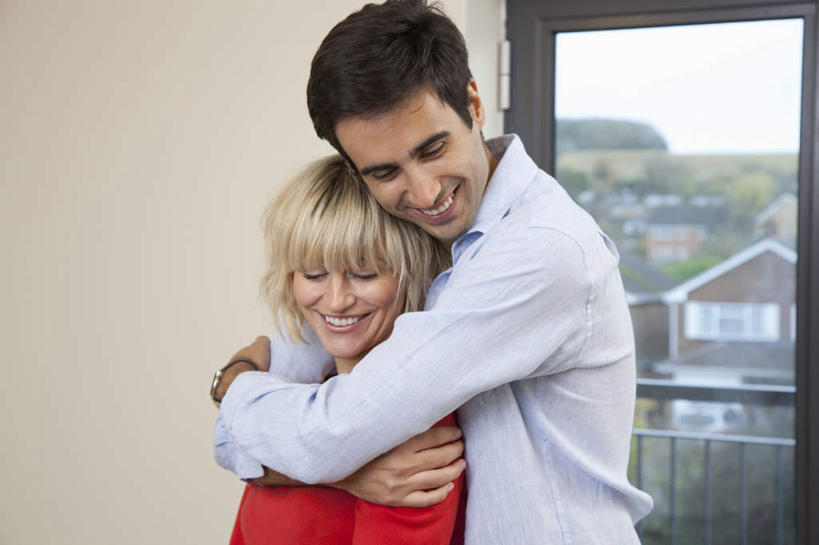 西方人,两个人,站,抱,笑,微笑,露齿笑,横图,室内,白天,侧面,爱情,窗户,欧洲,欧洲人,服装,墙,浪漫,注视,休闲装,玻璃窗,墙壁,墙面,衣服,观察,看,站着,休闲,温暖,温馨,休闲服,恩爱,恋人,服饰,抱着,观看,和睦,察看,搂着,关注,男人,男性,年轻男性,女人,女性,中年女性,白种人,情侣,搂,搂抱,站立,半身,彩图,伴侣,融洽