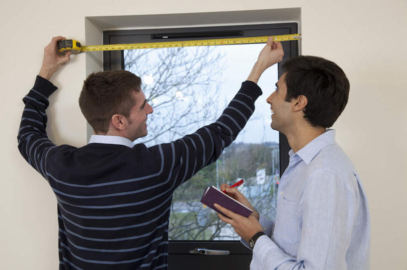 西方人,两个人,站,举,笑,微笑,露齿笑,横图,室内,白天,爱情,窗户,装修,建筑,欧洲,欧洲人,握,服装,测量,笔,材料,档案,文件,纸,刻度,墙,办公用品,浪漫,拿,拿着,注视,休闲装,文化,玻璃窗,墙壁,墙面,文具,背面,衣服,尺,卷尺,手稿,学习用品,资料,观察,看,祈祷,托,站着,休闲,温暖,温馨,休闲服,恩爱,握着,许愿,恋人,宗教,服饰,信仰,观看,钢尺,测量工具,祈求,文具用品,证明,吉祥,尺子,和睦,察看,关注,文档,风水,角尺,同性恋,阴阳,鲁班尺,量具,量仪,钢卷尺,文公尺,门公尺,门尺,丁兰尺,门光尺,吉凶,吉利,晦气,不祥,倒霉,霉运,恶兆,凶险,平安,男人,男性,年轻男性,白种人,情侣,举起,举手,举着,向上举,向上伸,向上托,站立,半身,彩图,伴侣,融洽