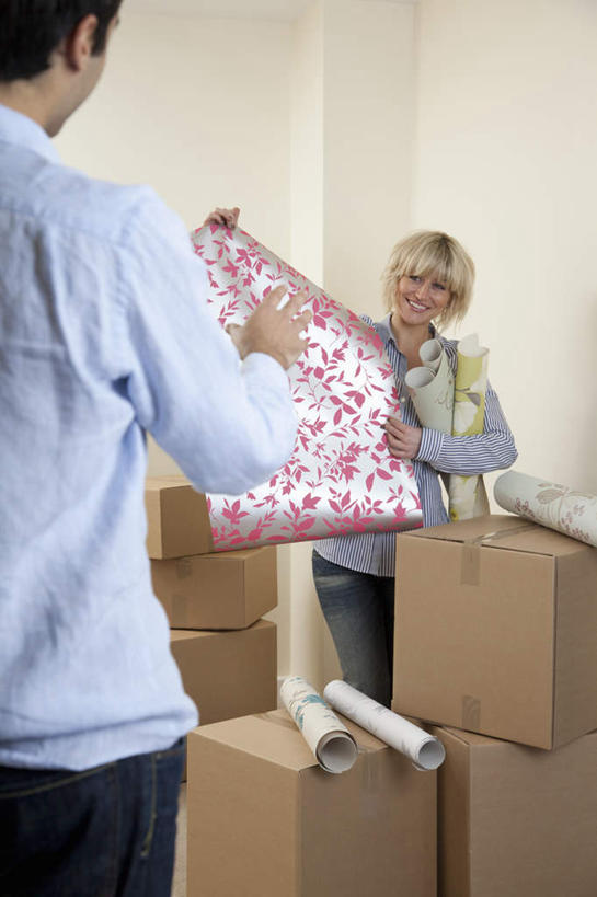 西方人,背部,两个人,家庭,夫妻,站,笑,微笑,竖图,室内,白天,正面,爱情,壁纸,欧洲,欧洲人,一堆,许多,握,堆叠,堆积,服装,包装,纸箱,墙,很多,浪漫,拿,拿着,注视,休闲装,墙壁,墙面,衣服,容器,箱子,观察,看,站着,休闲,温暖,温馨,一家人,休闲服,恩爱,握着,恋人,服饰,观看,堆,和睦,察看,关注,纸板箱,包装箱,男人,男性,年轻女性,女人,女性,中年男性,白种人,年轻人,夫妇,情侣,墙纸,站立,半身,彩图,伴侣,融洽