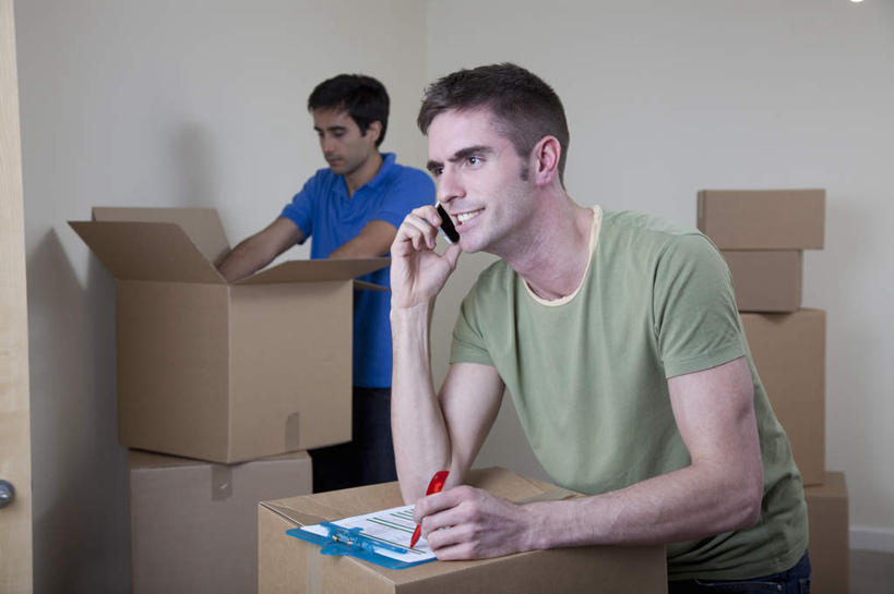 西方人,两个人,站,笑,打电话,微笑,露齿笑,横图,室内,白天,正面,爱情,电话,手机,欧洲,欧洲人,一堆,许多,握,堆叠,堆积,服装,包装,笔,材料,档案,文件,纸,纸箱,墙,办公用品,很多,浪漫,拿,拿着,注视,休闲装,通讯设备,墙壁,墙面,文具,衣服,容器,手稿,学习用品,箱子,资料,观察,看,站着,休闲,温暖,温馨,休闲服,恩爱,握着,恋人,服饰,观看,堆,文具用品,证明,和睦,察看,关注,文档,纸板箱,同性恋,包装箱,交流,男人,男性,年轻男性,白种人,情侣,沟通,通话,站立,半身,彩图,伴侣,融洽