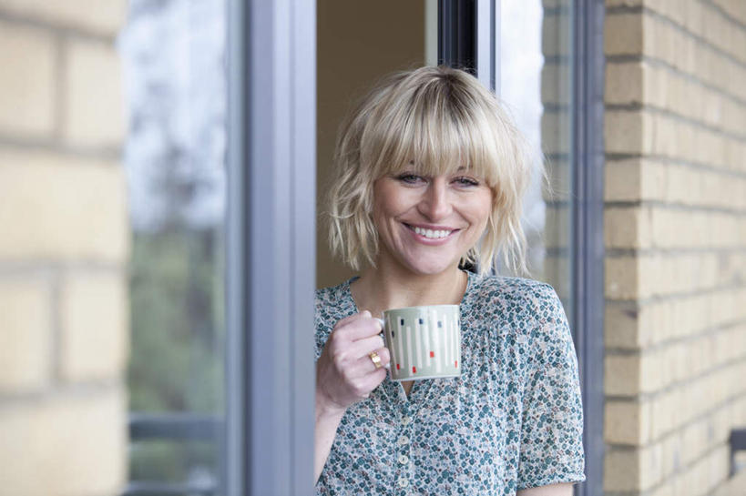 咖啡,西方人,一个人,露台,站,笑,微笑,露齿笑,横图,室外,白天,正面,幸福,窗户,落地窗,阳台,杯子,欧洲,欧洲人,仅一个女性,仅一个人,握,服装,朦胧,模糊,墙,拿,拿着,注视,休闲装,娱乐,玻璃窗,墙壁,墙面,饮料,衣服,水杯,观察,看,站着,仅一个中年女性,享受,休闲,温馨,休闲服,放松,乐趣,握着,服饰,观看,察看,提神,舒适,关注,醒脑,软饮料,女人,女性,中年女性,白种人,茶杯,站立,半身,彩图,露天阳台