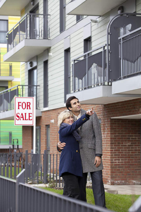 西方人,两个人,家庭,夫妻,家,栏杆,站,抱,竖图,室外,白天,正面,爱情,窗户,指示牌,欧洲,欧洲人,指,服装,标志,文字,房屋,屋子,围栏,浪漫,注视,休闲装,方向,标识,护栏,楼房,玻璃窗,住宅,衣服,观察,看,手势,站着,休闲,温暖,温馨,一家人,休闲服,恩爱,恋人,服饰,抱着,观看,和睦,察看,搂着,指向,食指,关注,男人,男性,年轻女性,女人,女性,中年男性,白种人,年轻人,夫妇,情侣,搂,搂抱,站立,半身,彩图,房子,伴侣,融洽