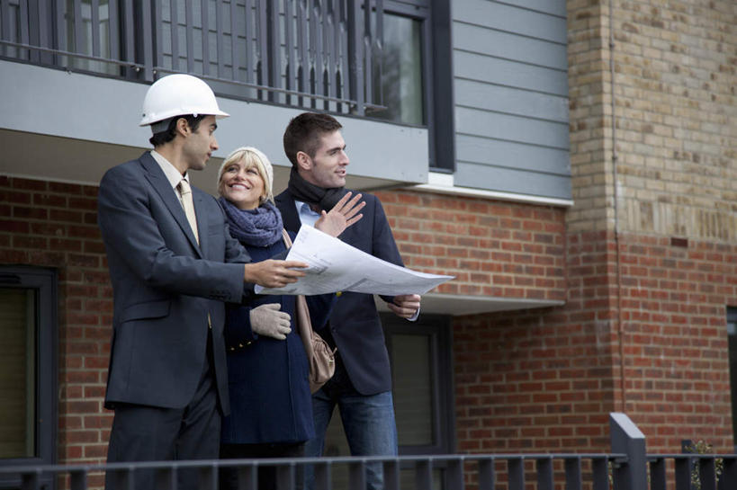 西方人,三个人,工程师,建筑工人,建筑师,家,栏杆,站,笑,微笑,露齿笑,横图,室外,白天,正面,帽子,欧洲,欧洲人,握,服装,装饰,头盔,图纸,房屋,屋子,围栏,设计图,拿,拿着,注视,休闲装,护栏,楼房,顾客,住宅,衣服,安全帽,围巾,观察,看,站着,休闲,温暖,休闲服,握着,服饰,围脖,观看,保暖,华丽,点缀,察看,御寒,关注,工程图,草图,蓝图,衬托,美观,雅致,雅观,主顾,男人,男性,年轻男性,女人,女性,中年女性,白种人,设计,技师,建筑工,建筑设计师,站立,半身,彩图,房子