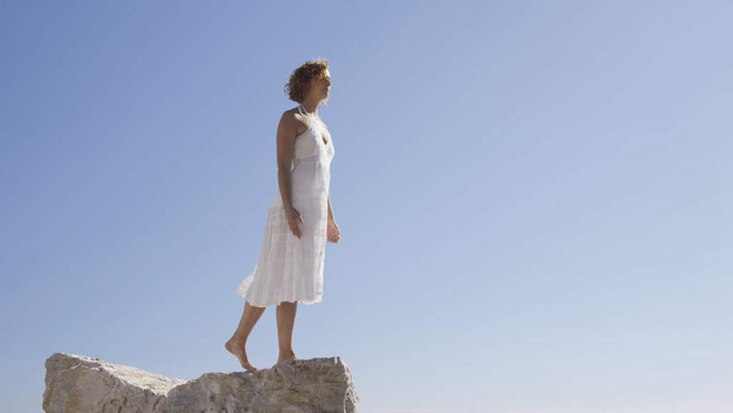 西方人,一个人,站,横图,室外,白天,仰视,锻炼,瑜伽,运动,石头,欧洲,欧洲人,仅一个女性,仅一个人,阴影,服装,光线,石子,影子,注视,休闲装,衣服,蓝色,蓝天,天空,阳光,天,观察,看,站着,仅一个中年女性,休闲,休闲服,养生,服饰,晴朗,观看,察看,关注,万里无云,体育,女人,女性,中年女性,白种人,石块,岩石,晴空,晴空万里,站立,彩图,低角度拍摄,全身,健身