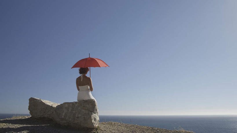 西方人,一个人,坐,横图,室外,白天,石头,欧洲,欧洲人,仅一个女性,仅一个人,握,阴影,服装,光线,伞,石子,影子,雨伞,遮阳伞,拿,拿着,注视,休闲装,阳伞,背面,衣服,蓝色,蓝天,天空,阳光,天,观察,看,仅一个中年女性,休闲,休闲服,握着,服饰,晴朗,观看,察看,太阳伞,关注,万里无云,女人,女性,中年女性,白种人,石块,岩石,晴空,晴空万里,坐着,彩图,全身