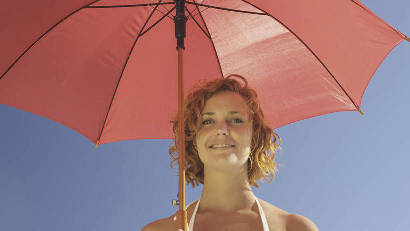 西方人,一个人,站,笑,微笑,露齿笑,横图,室外,白天,仰视,欧洲,欧洲人,仅一个女性,仅一个人,握,阴影,服装,光线,伞,影子,雨伞,遮阳伞,拿,拿着,注视,休闲装,阳伞,衣服,红色,蓝色,蓝天,天空,阳光,天,观察,看,站着,仅一个中年女性,休闲,休闲服,握着,服饰,晴朗,观看,察看,太阳伞,关注,万里无云,女人,女性,中年女性,白种人,晴空,晴空万里,站立,半身,彩图,低角度拍摄