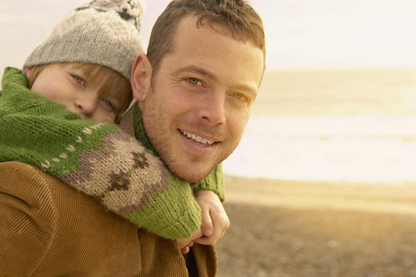 西方人,儿童,中年人,脸,头,脸颊,手,背,两个人,家庭,父亲,儿子,站,笑,微笑,露齿笑,横图,室外,特写,白天,正面,毛衣,纯洁,海浪,海洋,日落,沙滩,帽子,欧洲,欧洲人,握,阴影,服装,光线,沙子,影子,海岸,浪花,晚霞,霞光,落日,沙地,扭头,注视,休闲装,肩膀,小孩,衣服,阳光,海水,黄昏,背着,观察,看,站着,转头,休闲,温暖,温馨,父子,一家人,手部,休闲服,彩霞,父爱,可爱,童年,童趣,搭,握着,服饰,观看,单手,和睦,察看,搭着,关注,线衫,海景,童真,烂漫,无邪,一顶,编织帽,背负,夕照,天真,男孩,男人,男性,中年男性,白种人,孩子,头部,脸部,脸蛋,面部,大海,风浪,海,海水的波动,海滩,近岸浪,涌浪,夕阳,站立,半身,彩图,绒衣,套衫,套头毛衣,线衣,融洽,斜阳,男生