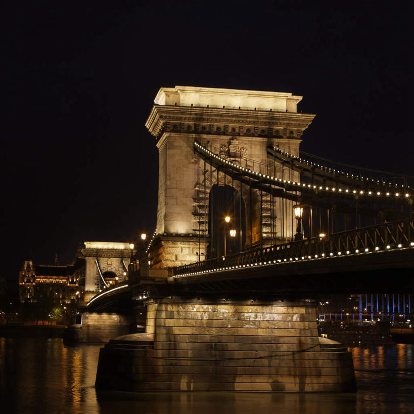 无人,栏杆,方图,室外,夜晚,仰视,旅游,度假,河流,名胜古迹,水,标志建筑,大桥,地标,建筑,立交桥,桥梁,欧洲,匈牙利,阴影,遗迹,光线,影子,河水,水流,高架,围栏,斜拉桥,桥,灯光,首都,古迹,文物,娱乐,建设,古建筑,护栏,倒影,天空,天,享受,休闲,旅游胜地,放松,铁环,锁链,链条,布达佩斯,倒映,束缚,限制,古文明,中欧,多瑙河,约束,反照,匈牙利共和国,链子桥,彩图,低角度拍摄