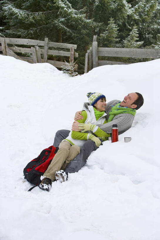 西方人,中年人,两个人,家庭,夫妻,栏杆,躺,抱,笑,微笑,露齿笑,竖图,室外,白天,正面,爱情,树林,雪,植物,大雪,帽子,欧洲,欧洲人,服装,装饰,包,栅栏,积雪,篱笆,雪景,冬季,冬天,围栏,浪漫,旅行包,注视,护栏,树,树木,衣服,绿色,自然,背包,手套,围巾,观察,看,温暖,温馨,一家人,棉衣,恩爱,寒冷,恋人,服饰,生长,成长,围脖,抱着,观看,保暖,华丽,点缀,和睦,察看,搂着,御寒,关注,棉袄,衬托,美观,雅致,雅观,棉帽,严寒,旅游包,棉服,卧着,冬装,男人,男性,女人,女性,中年男性,中年女性,白种人,夫妇,情侣,搂,搂抱,躺着,卧,彩图,全身,袄子,棉被服,伴侣,融洽,双肩包