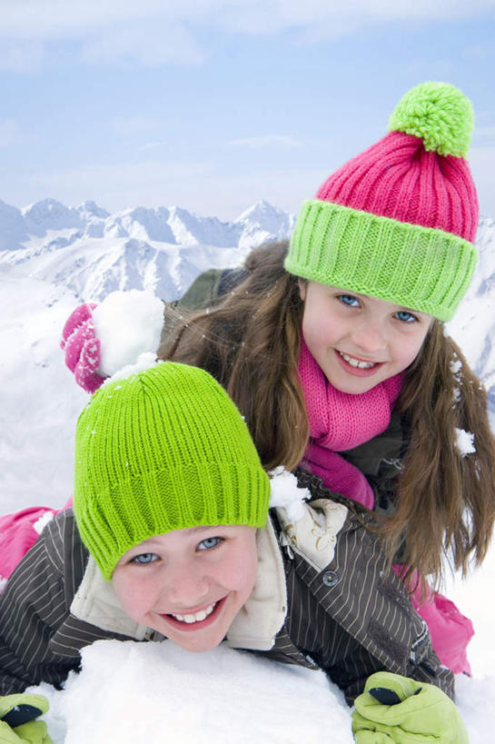 西方人,儿童,背,两个人,家庭,兄弟,姐妹,笑,微笑,露齿笑,竖图,室外,白天,正面,纯洁,山,雪,雪山,大雪,帽子,欧洲,欧洲人,阴影,服装,光线,影子,冰,积雪,山峰,雪景,云,云朵,冬季,冬天,棕色,山峦,云彩,注视,小孩,衣服,红色,蓝色,绿色,白云,蓝天,天空,阳光,手套,天,背着,观察,看,趴着,温暖,温馨,一家人,棉衣,寒冷,可爱,童年,童趣,服饰,晴朗,观看,保暖,和睦,察看,冰冷,御寒,关注,童真,烂漫,无邪,棉袄,棉帽,严寒,冰凉,酷寒,凛冽,凛凛,极冷,背负,棉服,冬装,天真,男孩,男人,男性,女孩,女人,女性,白种人,长发,晴空,趴,半身,彩图,袄子,棉被服,融洽,男生,女生