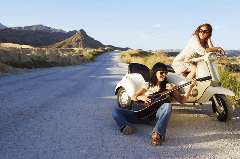 两个人,伙伴,朋友,坐,抱,横图,室外,白天,正面,裙子,友谊,沙漠,山,植物,道路,路,公路,摩托车,阴影,服装,裤子,枯萎,光线,墨镜,眼镜,影子,山峰,云,云朵,枯草,吉他,乐器,弦乐器,交通,山峦,弹奏,演奏,云彩,注视,牛仔裤,休闲装,拎包,车,草,衣服,黄色,蓝色,白云,蓝天,天空,阳光,太阳镜,太阳眼镜,交通工具,天,观察,看,靠,靠着,休闲,休闲服,遮阳镜,短裙,服饰,晴朗,抱着,观看,半身裙,察看,搂着,关注,载具,弹拨弦鸣乐器,友情,年轻女性,女人,女性,中年女性,大漠,砂漠,晴空,马路,搂,坐着,彩图,全身,弹拨弦乐器