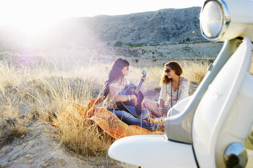 两个人,伙伴,朋友,坐,抱,笑,盘腿,微笑,横图,室外,白天,正面,友谊,沙漠,山,植物,摩托车,纺织品,阴影,服装,裤子,枯萎,装饰,光线,毛毯,墨镜,毯子,眼镜,影子,山峰,枯草,吉他,乐器,弦乐器,山峦,弹奏,演奏,注视,牛仔裤,休闲装,车,草,纺织,衣服,黄色,天空,阳光,太阳镜,太阳眼镜,垫子,交通工具,天,观察,看,休闲,温暖,休闲服,遮阳镜,服饰,抱着,观看,华丽,修饰,点缀,察看,搂着,关注,载具,弹拨弦鸣乐器,衬托,美观,雅致,雅观,友情,年轻女性,女人,女性,中年女性,大漠,砂漠,搂,盘腿而坐,盘膝,盘着腿的,盘着腿坐,双腿交叉,坐着,半身,彩图,眩光,弹拨弦乐器