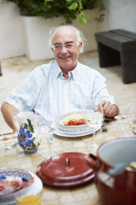 面食,葡萄酒,西方人,一个人,坐,笑,微笑,露齿笑,竖图,俯视,室外,白天,衬衫,烹饪,西餐,餐桌,桌面,桌子,杯子,餐具,欧洲,欧洲人,仅一个男性,仅一个人,碟子,高脚杯,盘,墙,庭院,院子,料理,食品,面点,红酒杯,地面,酒类,注视,菜肴,美食,墙壁,墙面,玻璃制品,酒,食物,饮料,盘子,酒杯,碟,观察,看,仅一个老年男性,西式,佳肴,餐台,观看,派,察看,葡萄酒杯,关注,老年男性,男人,男性,白种人,玻璃杯,坐着,半身,彩图,高角度拍摄,衬衣