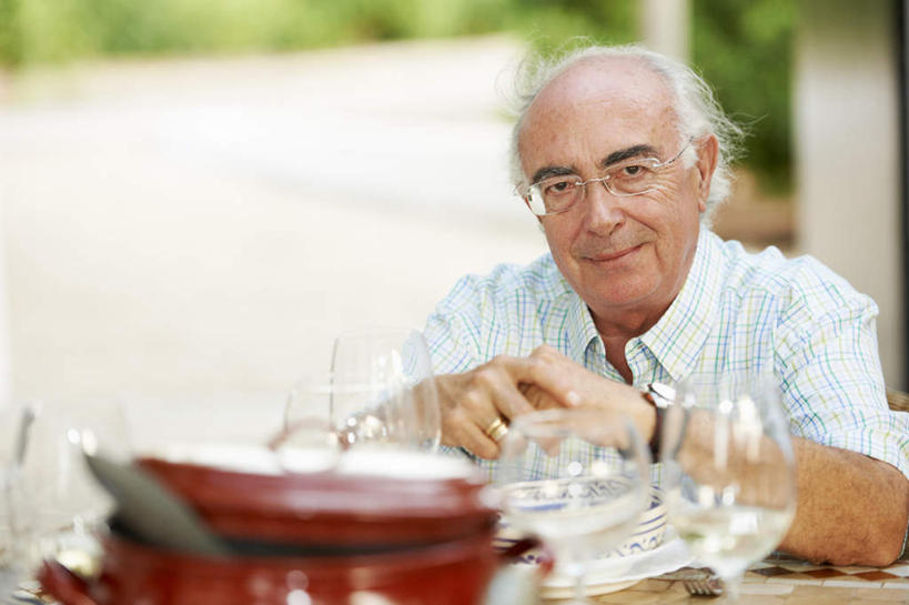 西方人,一个人,横图,室外,白天,正面,烹饪,西餐,餐桌,桌面,桌子,道路,路,公路,杯子,餐具,欧洲,欧洲人,仅一个男性,仅一个人,阴影,朦胧,模糊,时间,光线,碟子,高脚杯,盘,时钟,手表,眼镜,影子,庭院,院子,汉堡,料理,食品,红酒杯,交通,计时,菜肴,美食,玻璃制品,食物,阳光,盘子,酒杯,碟,钟表,快餐,仅一个老年男性,表,西式,佳肴,餐台,腕表,葡萄酒杯,近视眼镜,西式快餐,垃圾食品,老年男性,男人,男性,白种人,玻璃杯,钟,马路,半身,彩图