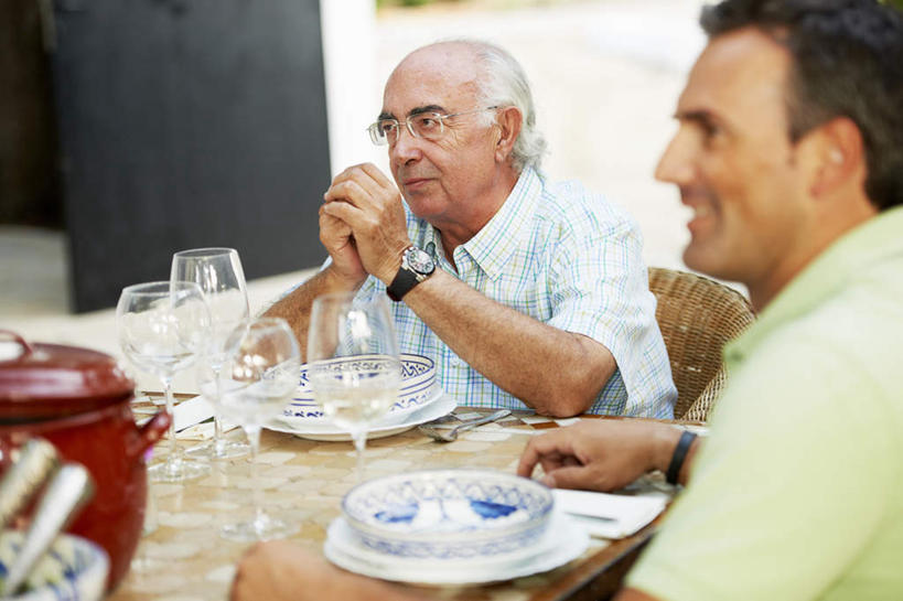 西方人,两个人,家庭,父亲,儿子,坐,笑,微笑,露齿笑,横图,室内,白天,正面,衬衫,烹饪,餐桌,桌面,桌子,杯子,餐具,厨具,金属制品,欧洲,欧洲人,时间,金属,碟子,高脚杯,锅子,盘,时钟,手表,墙,庭院,院子,红酒杯,计时,注视,锅,墙壁,墙面,玻璃制品,盘子,酒杯,碟,钟表,观察,看,温暖,温馨,父子,一家人,表,父爱,餐台,锅具,观看,腕表,和睦,察看,葡萄酒杯,关注,烹饪用具,老年男性,男人,男性,中年男性,白种人,玻璃杯,烹调用具,钟,烹调,坐着,半身,彩图,衬衣,融洽