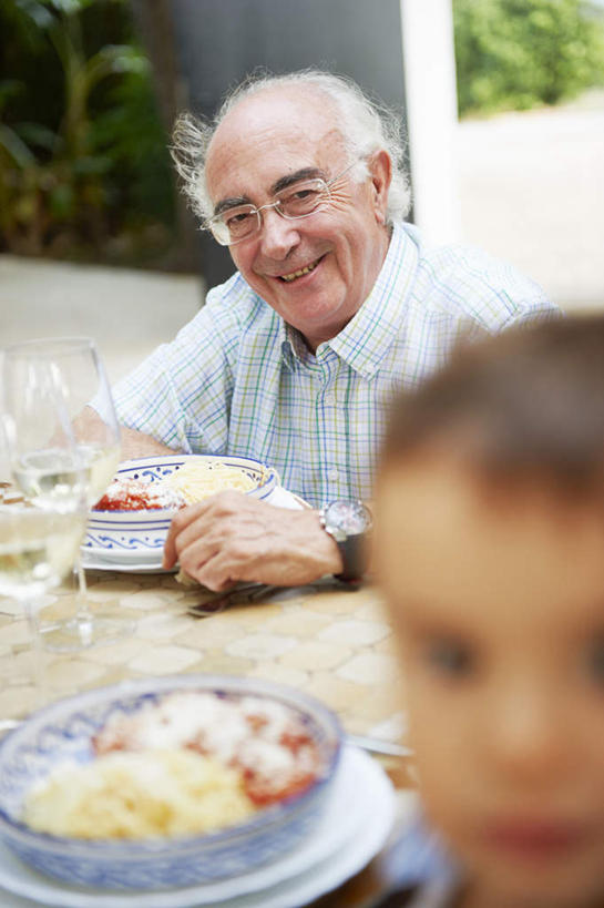 西方人,儿童,老年人,两个人,家庭,祖父,坐,笑,微笑,露齿笑,竖图,室外,白天,正面,纯洁,餐桌,桌面,桌子,餐具,椅子,欧洲,欧洲人,条纹,服装,朦胧,模糊,碟子,盘,庭院,院子,注视,休闲装,小孩,衣服,盘子,碟,观察,看,休闲,温暖,温馨,一家人,休闲服,可爱,童年,童趣,服饰,爷爷,餐台,观看,祖孙,和睦,察看,关注,童真,烂漫,无邪,外公,外祖父,外孙,外孙子,天真,老年男性,男孩,男人,男性,白种人,孩子,孙子,坐着,半身,彩图,融洽,男生