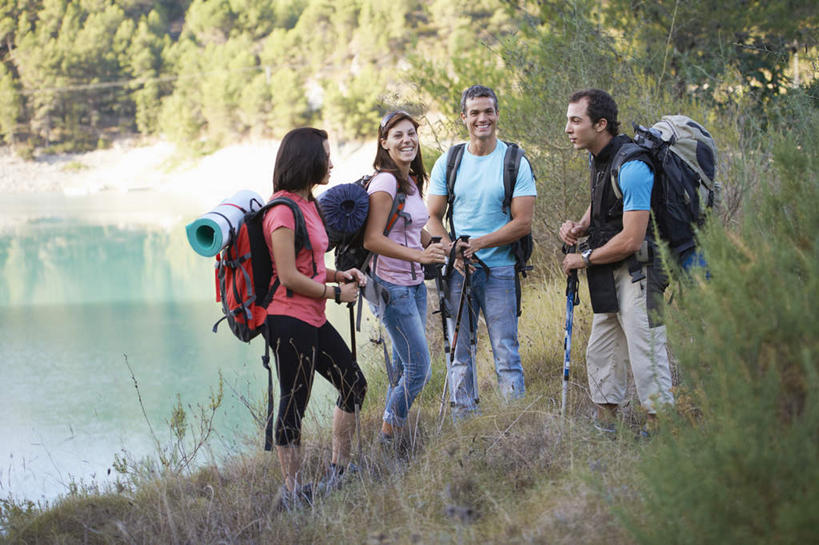 西方人,四个人,夫妻,伙伴,朋友,站,笑,说,微笑,露齿笑,横图,室外,白天,正面,爱情,讨论,友谊,草地,草坪,湖,湖泊,水,植物,欧洲,欧洲人,阴影,服装,裤子,光线,包,工具,器材,影子,湖面,水流,水面,浪漫,旅行包,注视,牛仔裤,休闲装,草,树,树木,衣服,绿色,倒影,阳光,自然,背包,湖水,观察,看,站着,休闲,休闲服,器械,恩爱,恋人,服饰,生长,成长,拐杖,观看,察看,倒映,关注,露营,睡袋,野营,宿营,登山杖,快捷,辅助设备,方便,旅游包,反照,登山棍,交流,友情,男人,男性,年轻男性,年轻女性,女人,女性,中年男性,白种人,夫妇,情侣,登山,沟通,讲话,交谈,爬山,商讨,说话,谈话,站立,彩图,全身,伴侣,双肩包