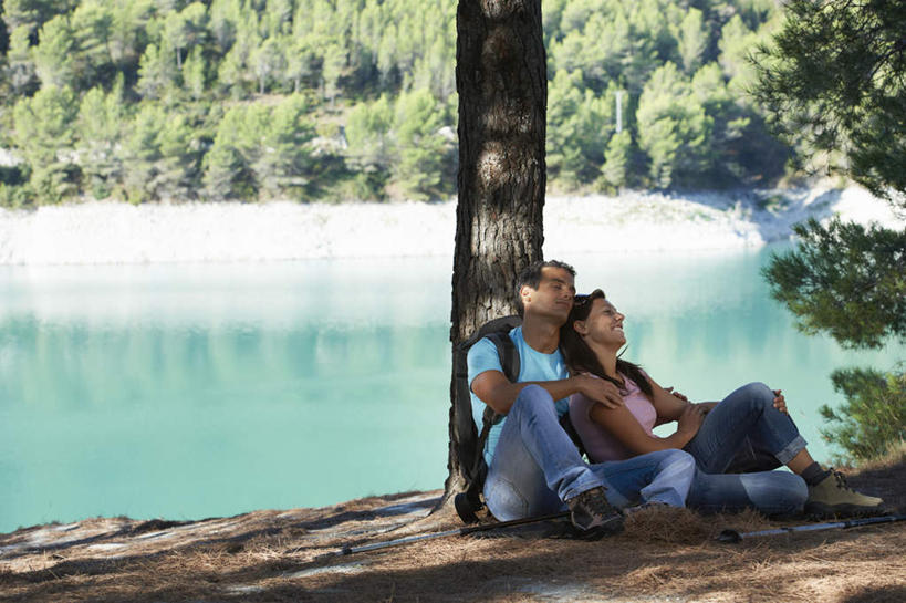 西方人,两个人,家庭,夫妻,坐,闭眼,睡,横图,室外,白天,正面,爱情,湖,湖泊,树林,水,植物,欧洲,欧洲人,阴影,服装,裤子,光线,包,影子,湖面,水流,水面,浪漫,旅行包,牛仔裤,休闲装,树,树木,衣服,绿色,倒影,阳光,自然,背包,湖水,靠,靠着,休闲,温暖,温馨,一家人,休闲服,恩爱,恋人,服饰,生长,成长,和睦,倒映,露营,睡袋,野营,宿营,快捷,方便,旅游包,反照,男人,男性,年轻女性,女人,女性,中年男性,白种人,年轻人,夫妇,情侣,闭眼睛,闭着眼,闭着眼睛,困,困觉,寝息,睡觉,坐着,彩图,全身,伴侣,融洽,双肩包